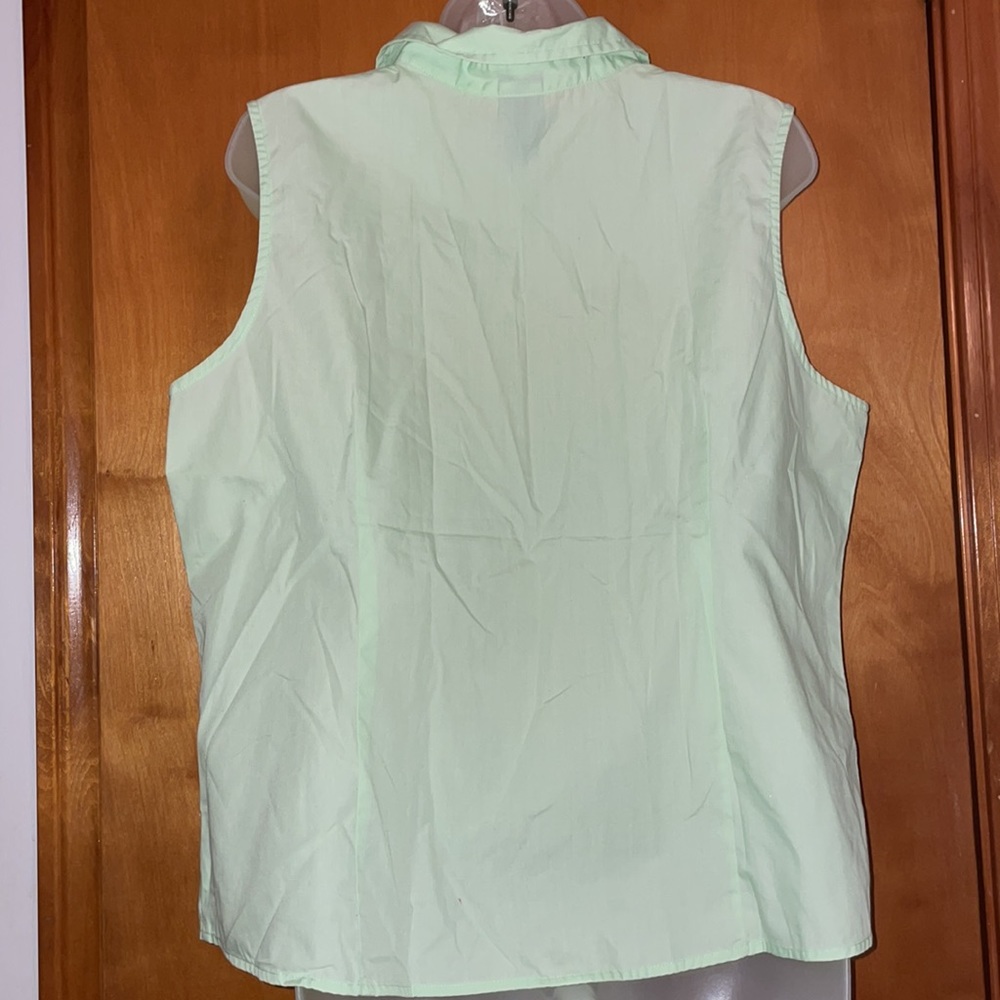 Pale green sleeveless collared buttoned blouse - Picture 3 of 5